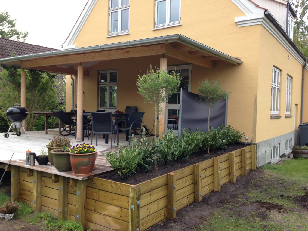 Træterrasse konstruktion Hillerød, Nordsjælland, stort gult hus